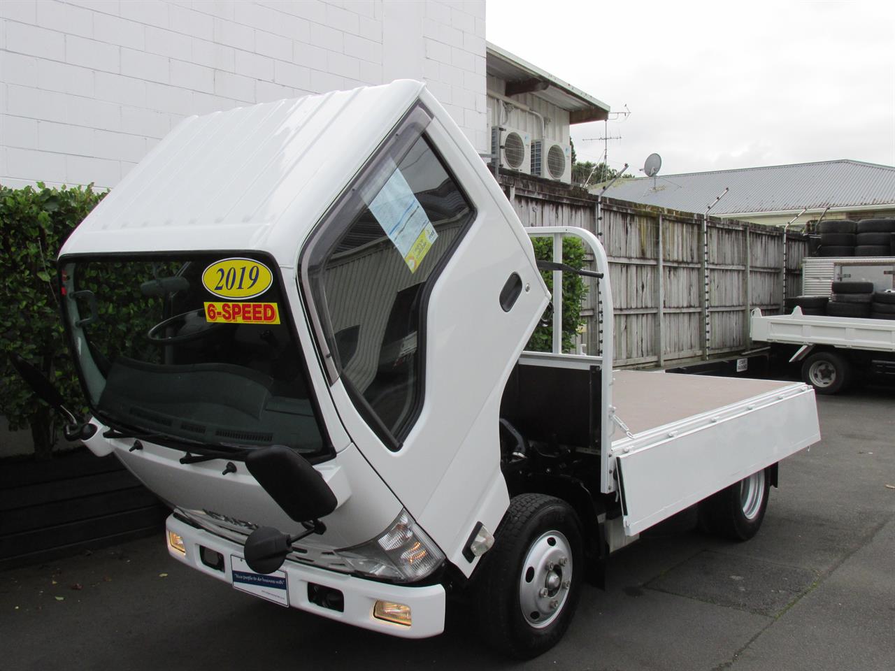 2019 Isuzu Elf